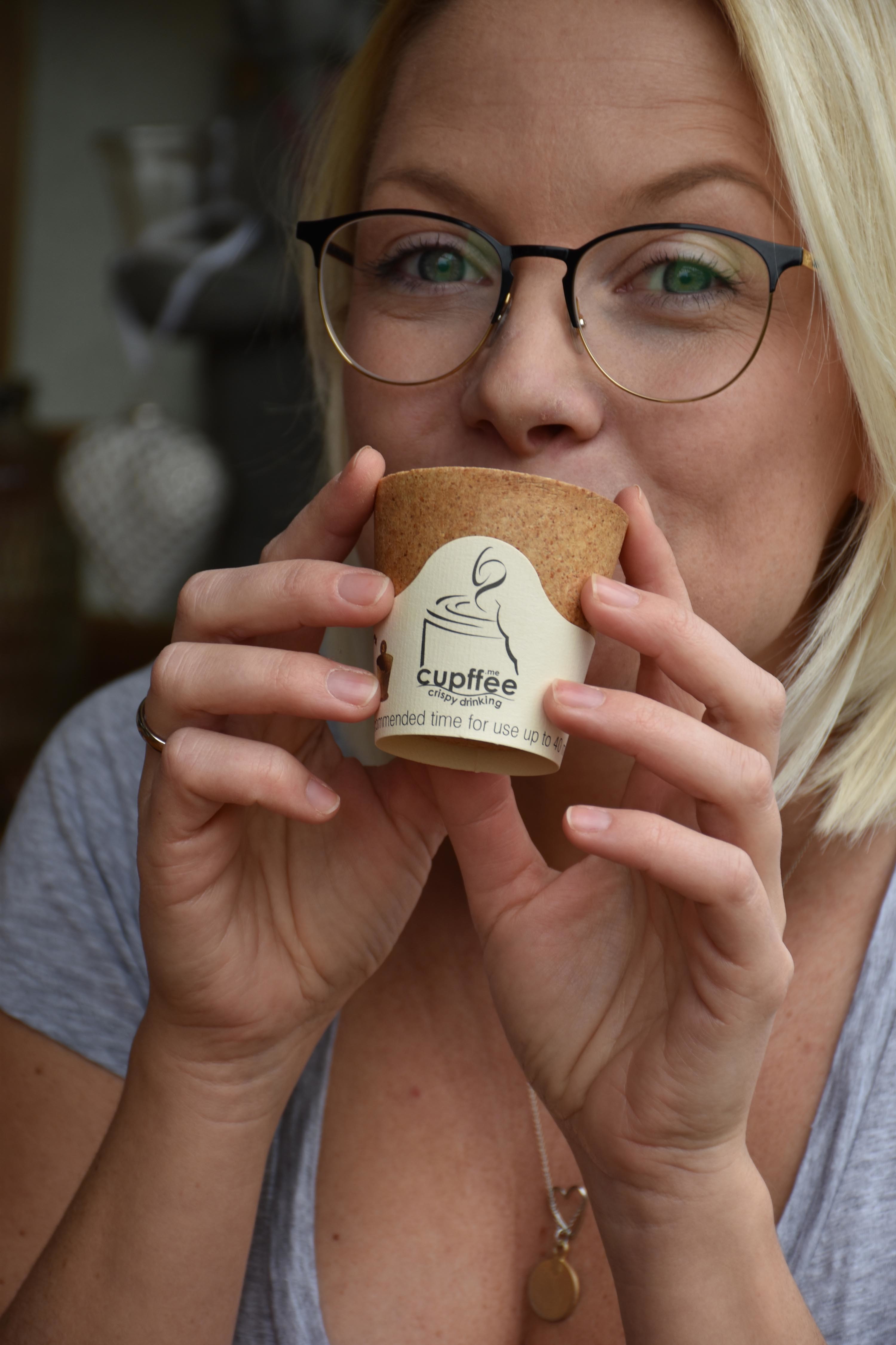 Cupffee woman2 low Cupffee woman2 low