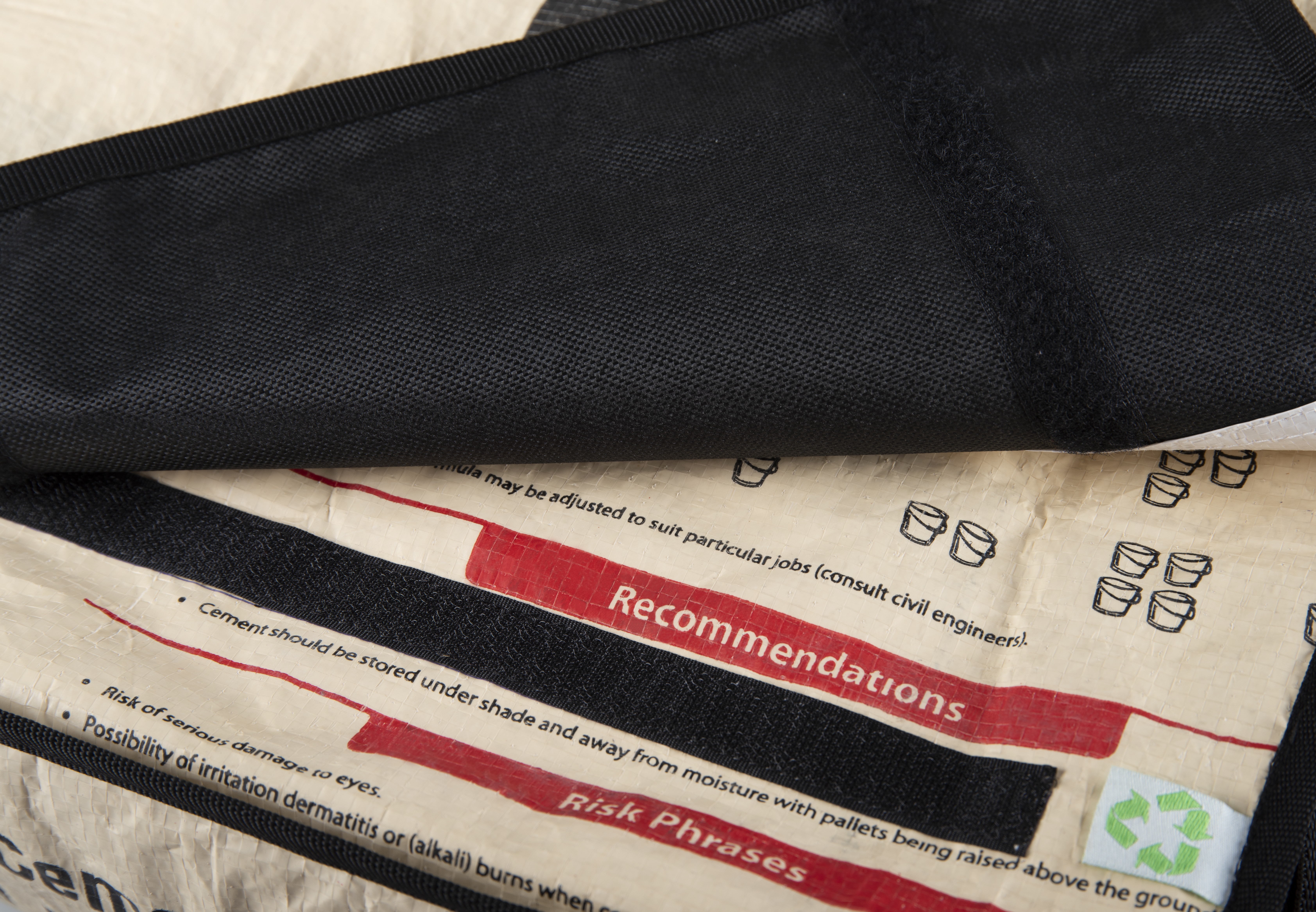 borsa_rossa_apertura_velcro